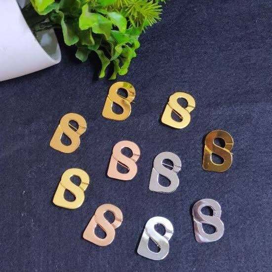 pin hijab/bross label hijab/brooch Buttonscarves Ria Miranda