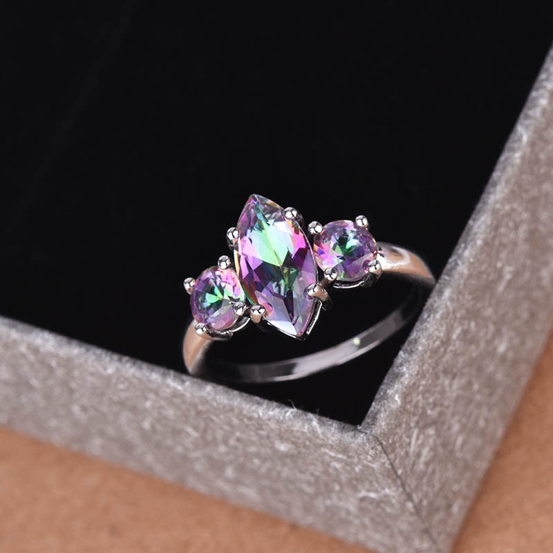Goldkingdom Aksesoris Perhiasan Fashion Ready Stock Baru Bertatahkan Tujuh Warna Topaz Tiga Berlian Cincin Mengacu Cincin Batu Mata Kuda Kreatif.