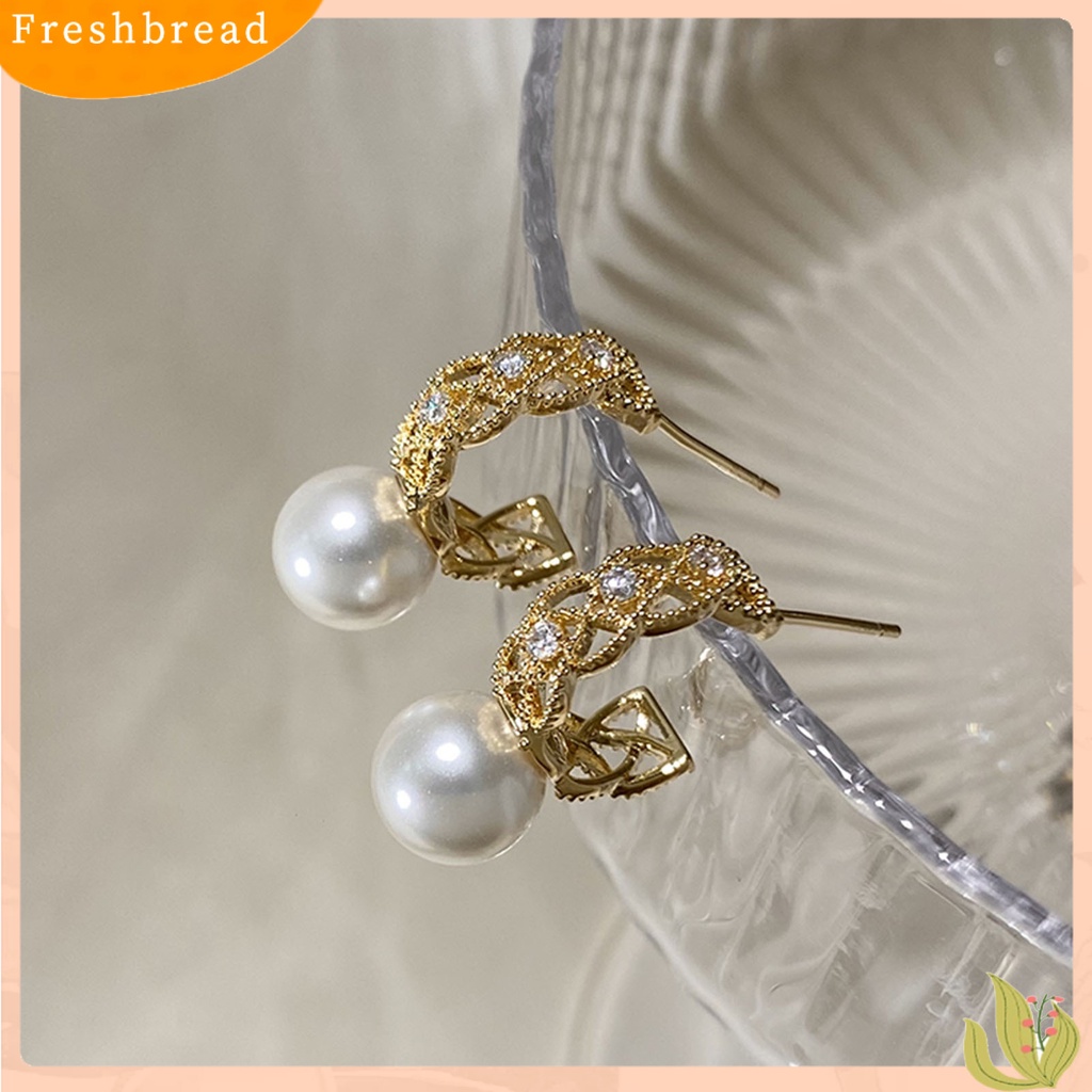 {In Stock} 1pasang Anting Hoop Bersinar Mutiara Imitasi Temperamen Geometris Elegan Hias Hadiah Wanita Berongga Keluar Lingkaran Anting Perhiasan Fashion Untuk Perjamuan