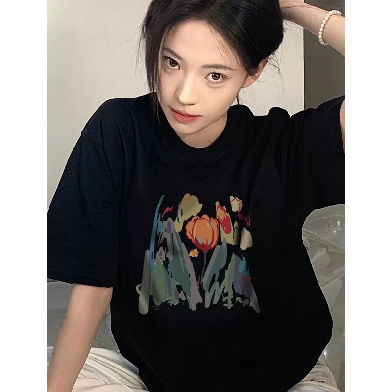 Red Retro Chic Hitam Leher Bulat Lengan Pendek T-shirt Wanita 2023 Musim Panas Baru Hong Kong Rasa Longgar Bahu T-shirt Kaos Putih