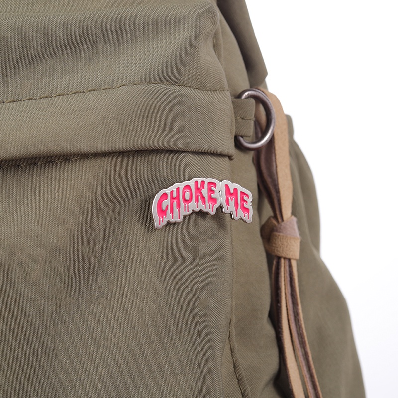 Choke Me Enamel Pin Kreatif Pink Slogans Bros Lencana Kerah Pin Ransel Badge Punk Perhiasan Hadiah Untuk Teman