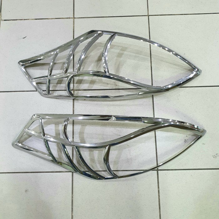 Garnish lampu chrome lampu depan Ertiga lama 2013-2017.