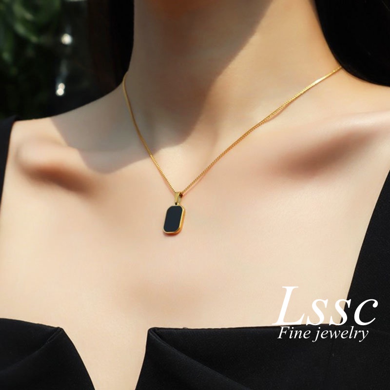 Kalung Titanium Wanita Anti Karat Persegi Hitam Keberuntungan Emas 18K Korea Aksesoris Perhiasan