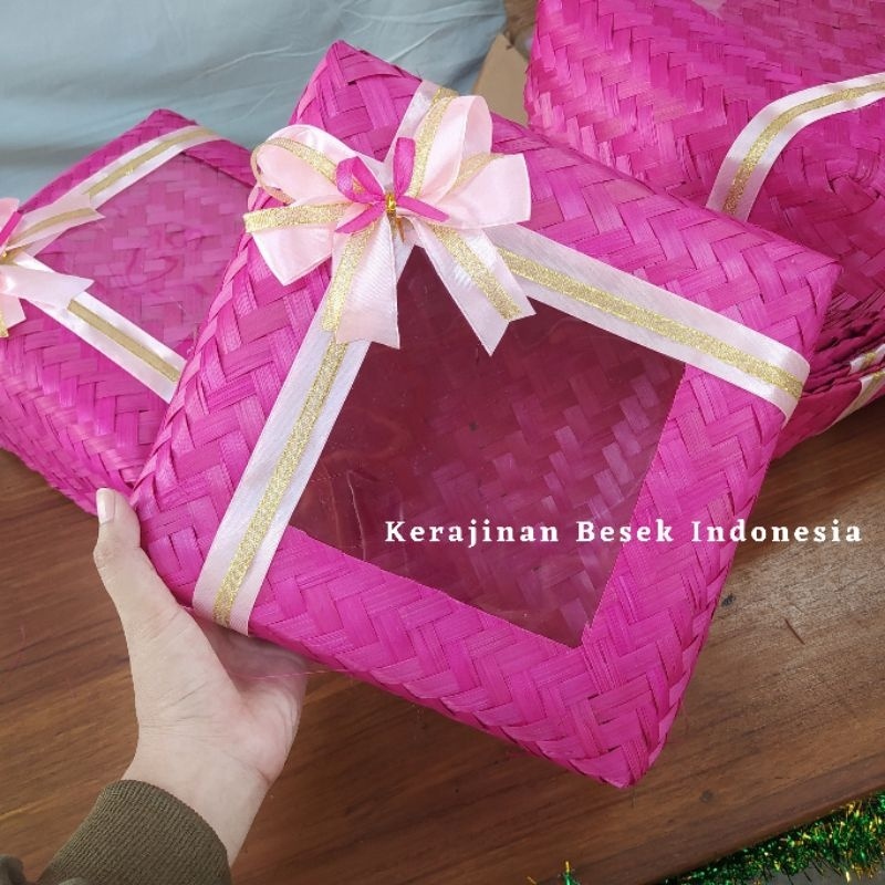 

Sepasang Besek Aneka Ukuran MPS warna Besek hias Box nasi Box snack Hampers Seserahan Hantaran Murah Cantik