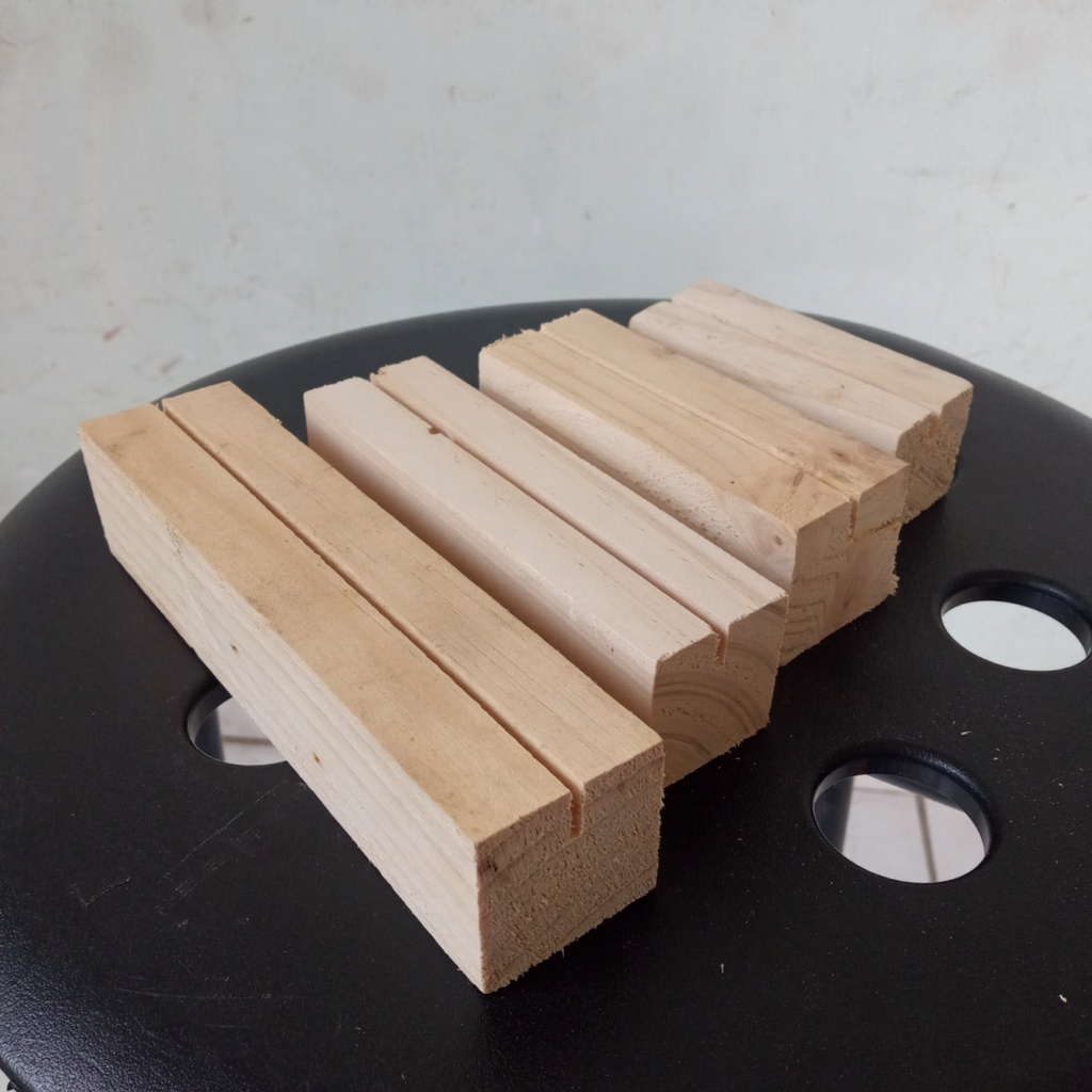 

Stand Kayu Dudukan Akrilik Tag Holder Ukuran 2.5 cm x 2.5 cm Panjang 3cm 5cm 8cm 10cm 12cm 15cm 20cm