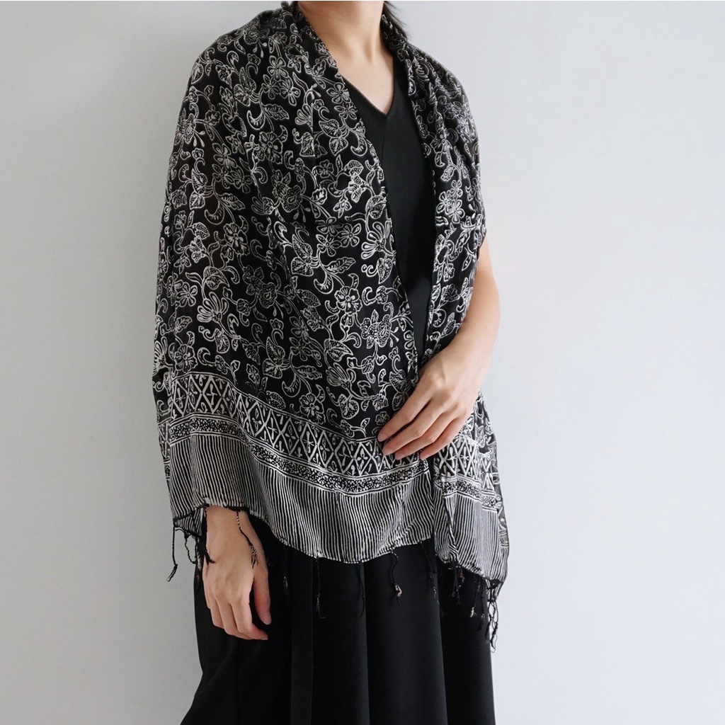 RATU - Syal Batik Sutra Black 03