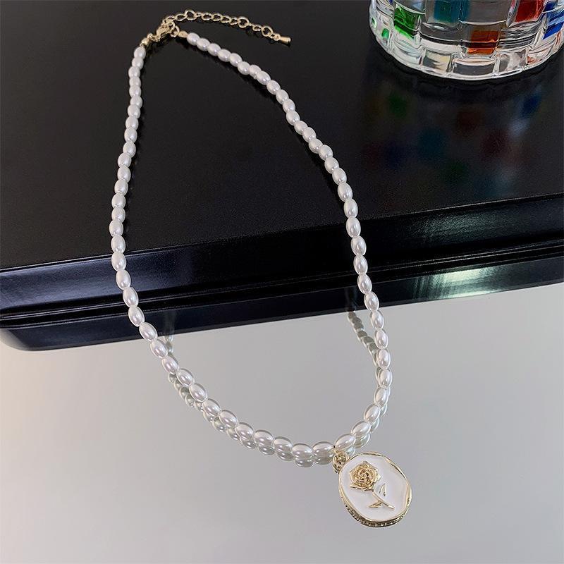 Kalung Mutiara Retro High-End Cahaya Mewah ins Niche Desain Merasakan Minyak Menetes Rose Pendant Classy Lady Clavicle