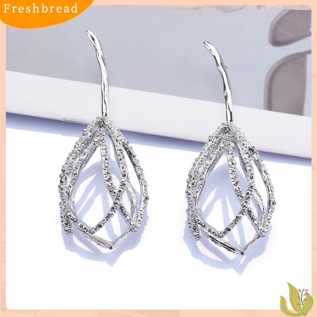 &lt; Freshbread &gt; 1pasang Anting Menjuntai Vintage Berongga Mengkilap Berlebihan Temperamen Berdandan Logam Wanita Pesona Bentuk Bunga Drop Earrings Perhiasan Retro