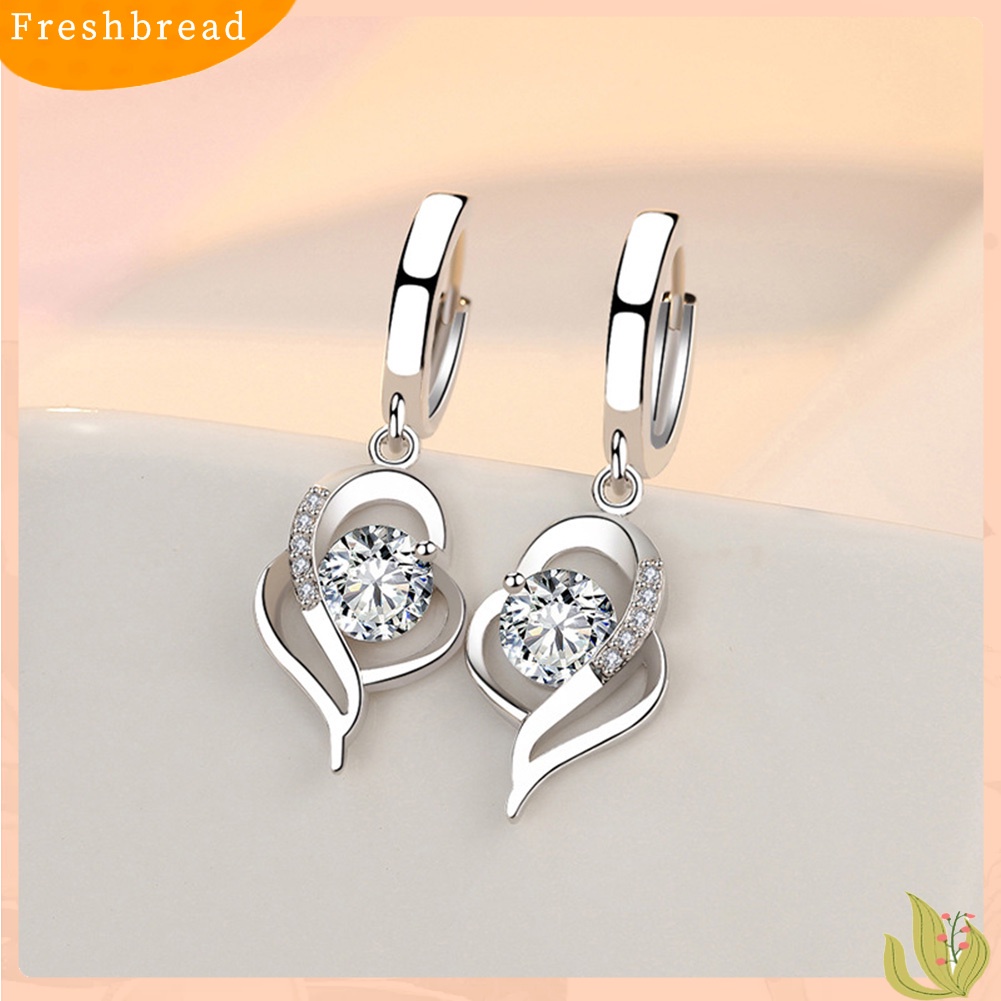 &lt; Freshbread &gt; Lady Berlian Imitasi Hias Berongga Memutar Hati Menjuntai Huggie Earrings Perhiasan Hadiah