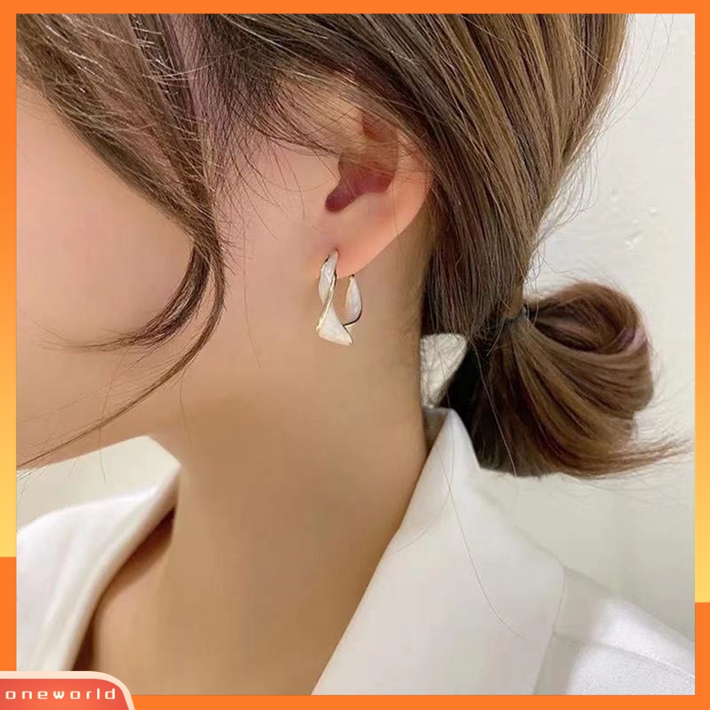 [EONE] 1pasang Ladies Earrings Retro Stud Tipe Memutar Cincin Logam Bergelombang Indah Fashion Hoop Earrings Perhiasan Aksesoris