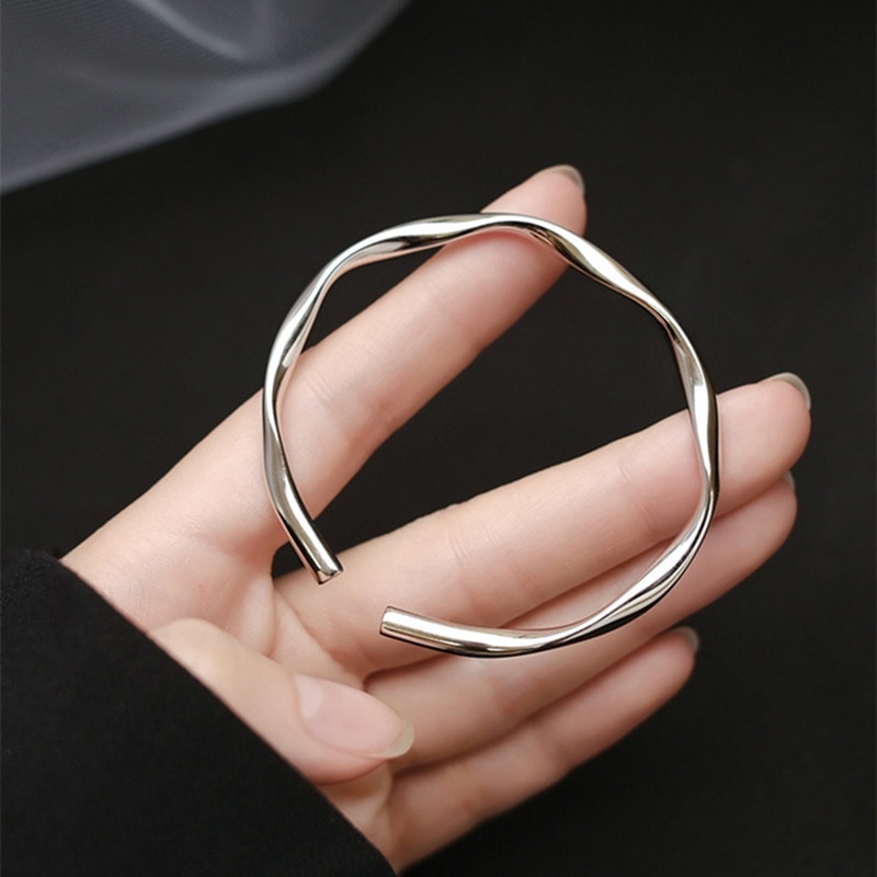 Mobius Gelang Cincin twist Halus Ringan Dan Mewah, Dengan Rasa Desain niche Dan Gelang Perempuan Terbuka.