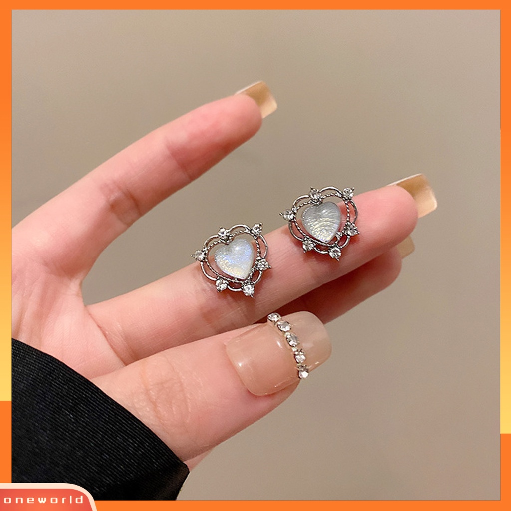 [WOD] 1pasang Ear Studs Mini Retro Hollow Gaya Sederhana Perhiasan Fashion Berlian Imitasi Mengkilap Cinta Hati Kristal Imitasi Wanita Anting Untuk Pacaran