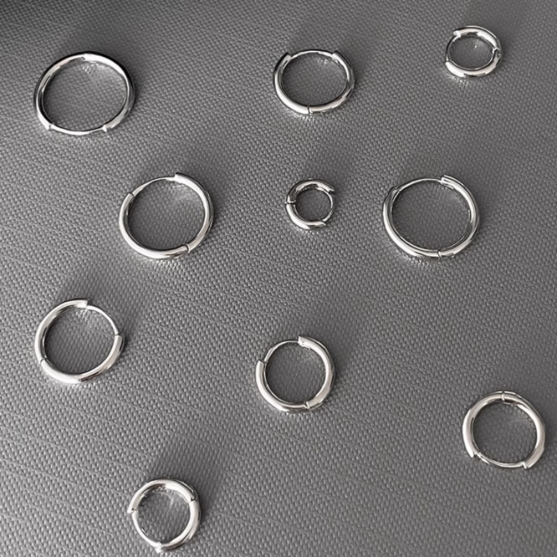 Papaozhu 1pasang Trendi Stainless Steel Glossy Anting Hoop Kecil Untuk Wanita Pria Unisex Fashion Hypoallergenic Lingkaran Bulat Anting Tindik Pakaian Harian Telinga Perhiasan Hadiah