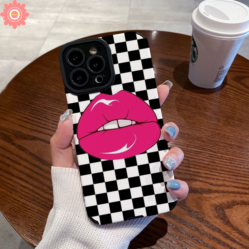 IPHONE Ins Kotak-Kotak Merah Kisses Lips Phone Case Kompatibel Untuk Iphone11 13 12 14 Pro MAX 7Plus XR X7 8 Plus XS MAX Mewah Tekstur Kulit Shockproof Soft Cover