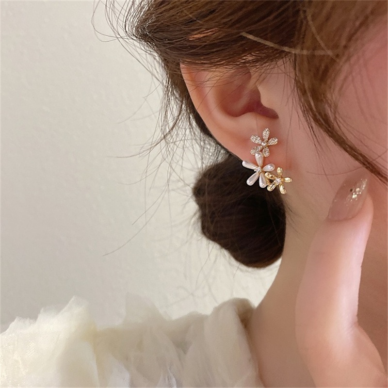 Anting Bunga Mutiara Berlian Sintetis Berkilau Aksesori fashion Korea Wanita