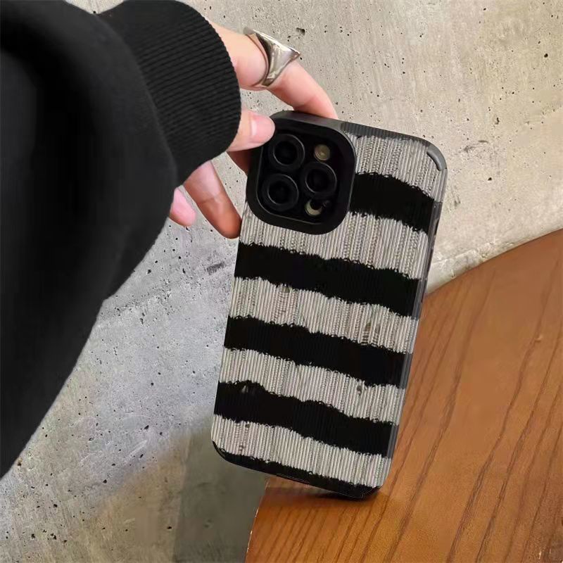 【Lamb Skin】Black and White Sweater Leather Soft Case for IPhone 6S 7 Plus 8 Plus X XS XR XS Max 11 13 12 14 PRO Max 14 Plus 12 13 Mini Ins Fashion Twisted Stripe Girl Women's Gift