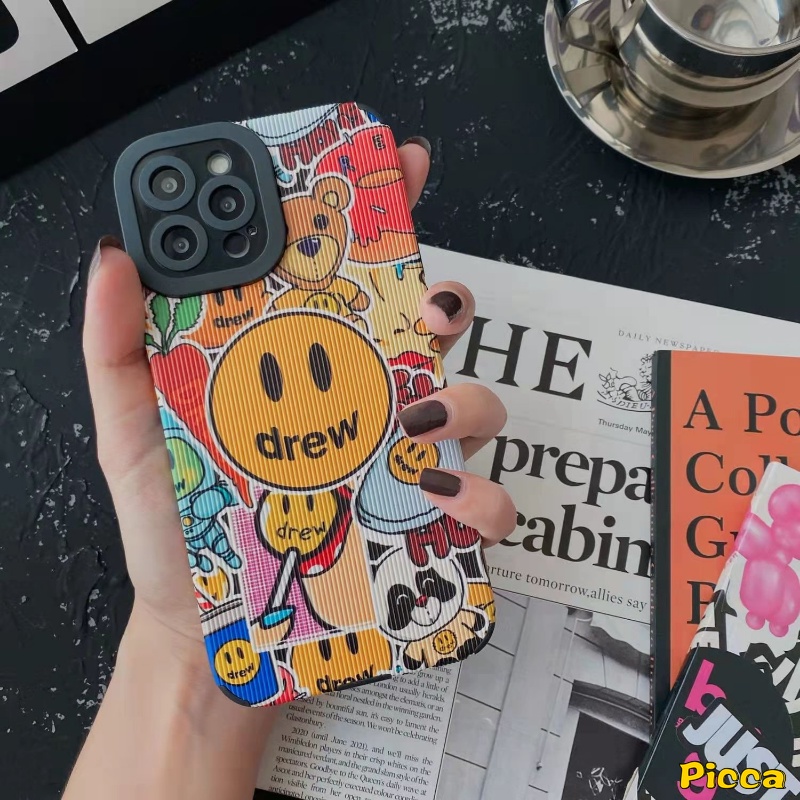 IPHONE Casing Ponsel Rumah Drew Merek Trendi Kompatibel Untuk Iphone7 8plus11 Pro Max XR 13 14 12 Pro Max X XS Max Graffiti Lucu Kartun Beruang Smiley Mewah Tekstur Kulit Soft Cover