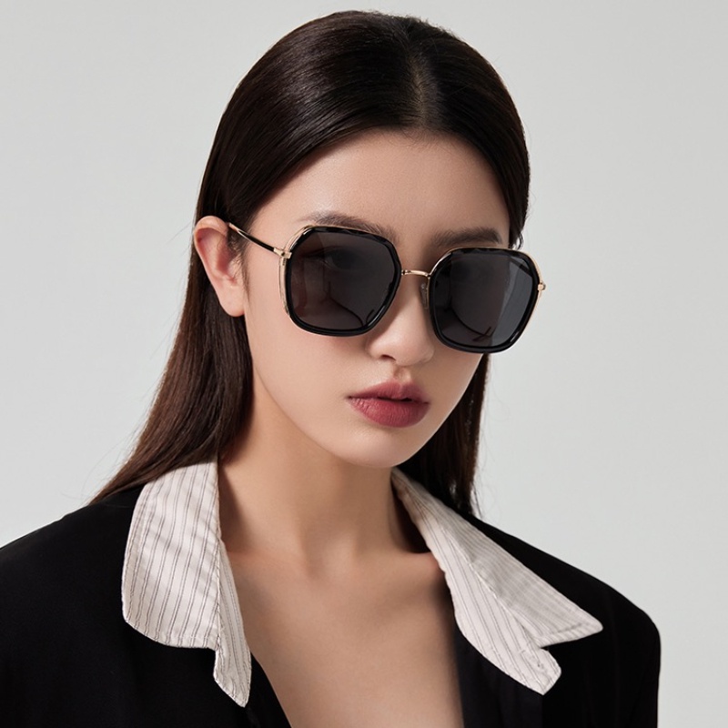 (YUZHU) Kacamata Hitam Gradasi Bingkai Logam Fashion Korea Untuk Wanita INS Gaya Oversized Frame Sunshade Sunglasses