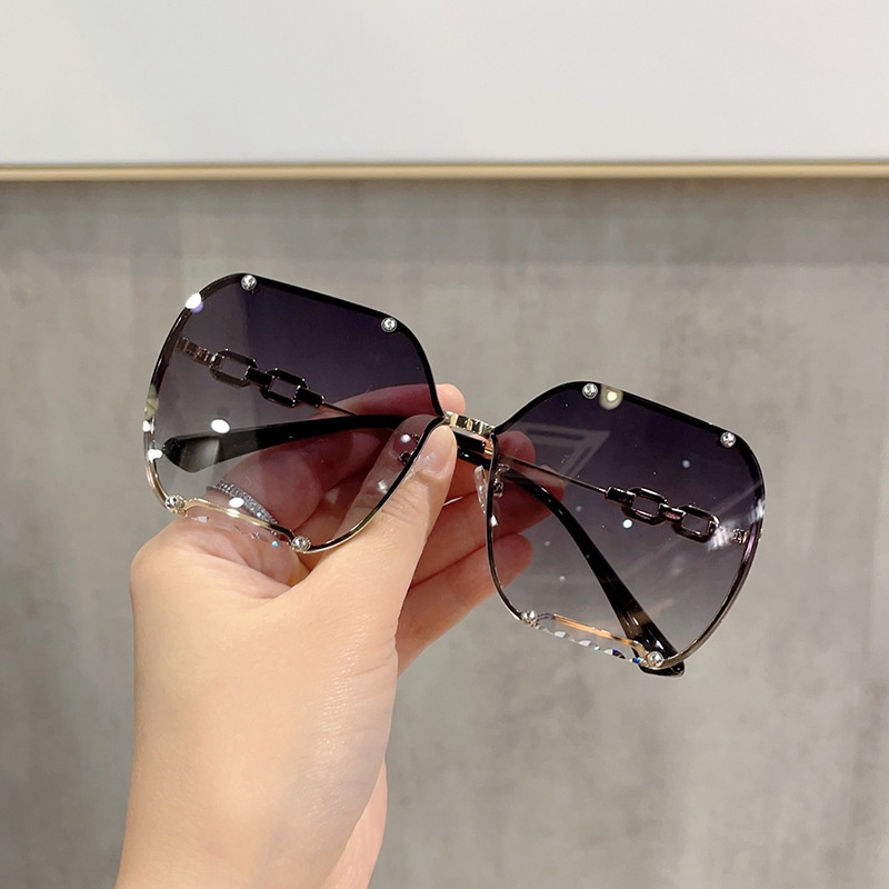 (YUZHU) Punk Fashion Rantai Rivet Tanpa Bingkai Kacamata Untuk Wanita Mode Barat Logam Oversized Square Frame Kerai Y2K Sunglasses