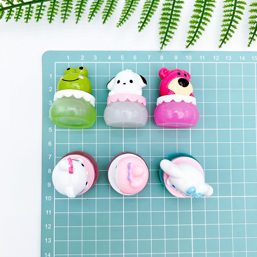 ღ Sanrio Bercahaya Diy Perhiasan Aksesoris Kuromi Bersinar Cerah Mikro Lanskap Ornamen Gantungan Kunci Rumah Boneka Resin Perhiasan Aksesoris