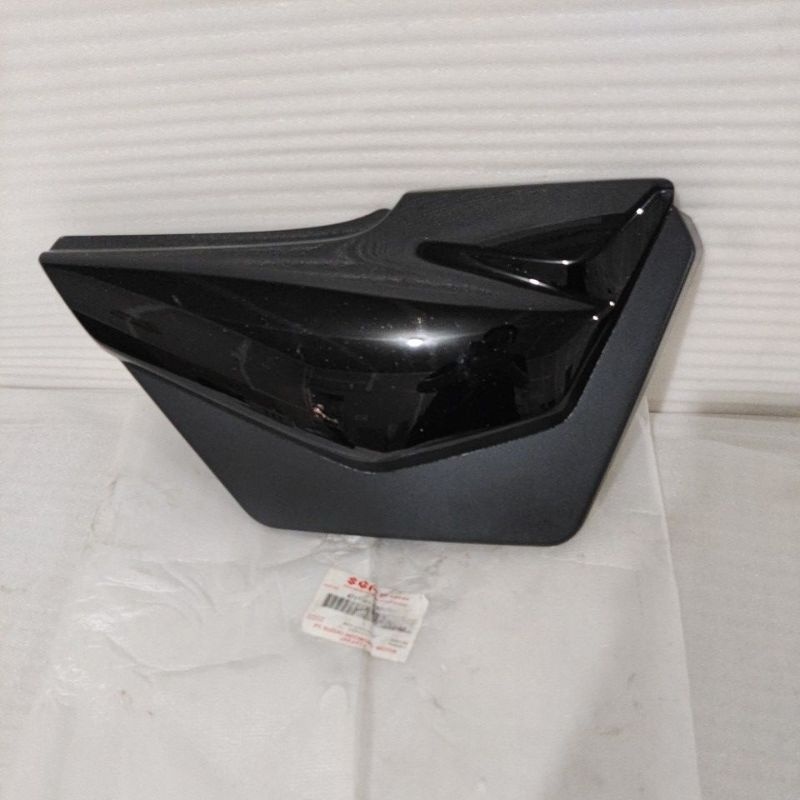 Tutup cover side Box Aki Accu KANAN Hitam Suzuki Thunder 125 Original 47111B45F00YHP ASLI - TOPSemar