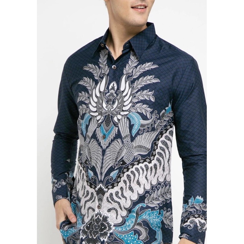 BATIK COUPLE MODERN  Aksara Kemeja Rok Lilit Instan Batik Pria Lengan Panjang Slimfit Premium Biru 724182 Cap 72 - Baju Kemeja Atasan Pakaian Batik Couple Cople Pria Cowok Laki Laki Remaja Keluarga Lengan Panjang Modern Slimfit Premium Kekinian