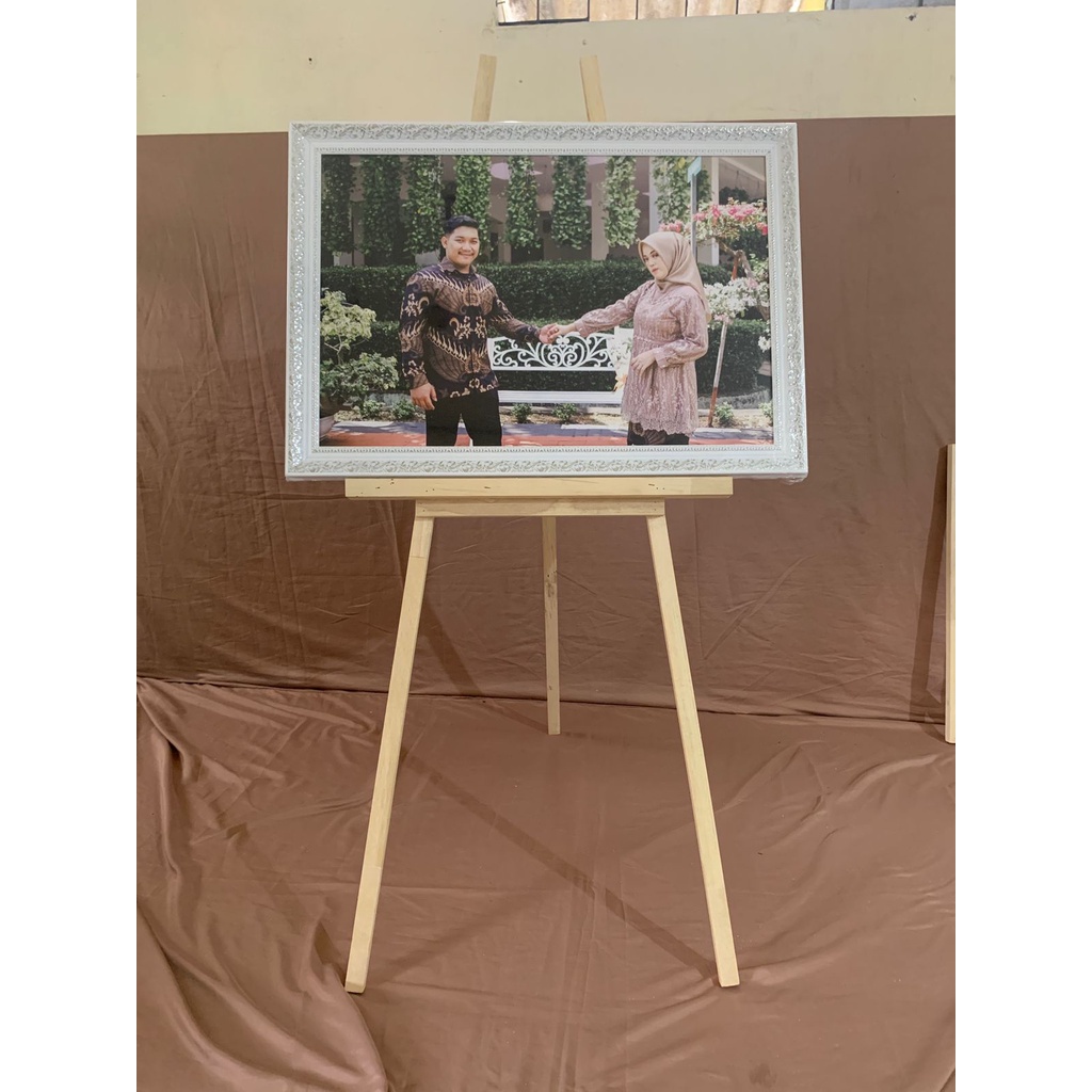 Stand Frame Foto Prewedding Besar / Stand Bingkai Kayu / Stand Lukisan / Stand Kanvas Lukis
