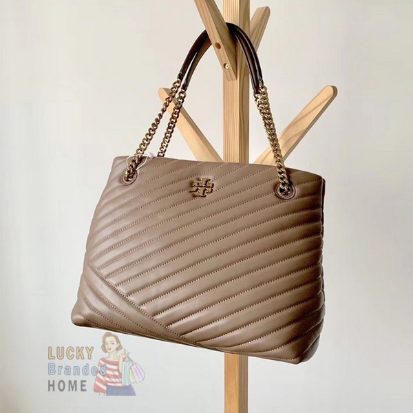 TERLARIS Tas TORY BURCH KIRA CHEVRON Tote Bag Classic Taupe ORIGINAL TORY BURCH