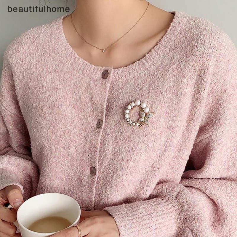 {beautifulhome} Fashion Pria Wanita Wanita Bros Lucu Surat Raja Sweater Mantel Aksesoris Bros Pesta Pernikahan Bros Pin Berpohon Raja Surat Bros Mutiara Bros Perhiasan Hadiah.