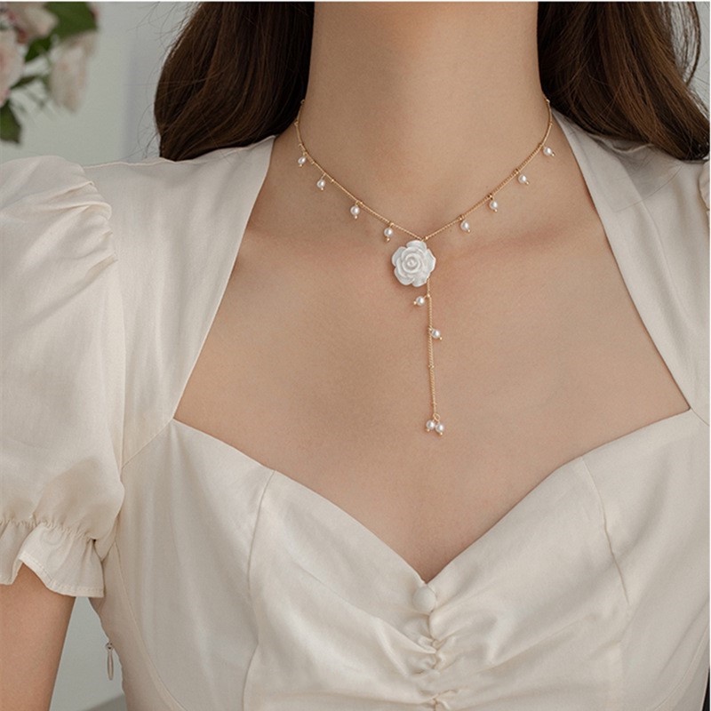 Kalung Bunga Peri Super Cahaya Mewah Desain Niche Mutiara Liontin Kalung choker Berkelas Rantai Klavikula Panjang Perempuan