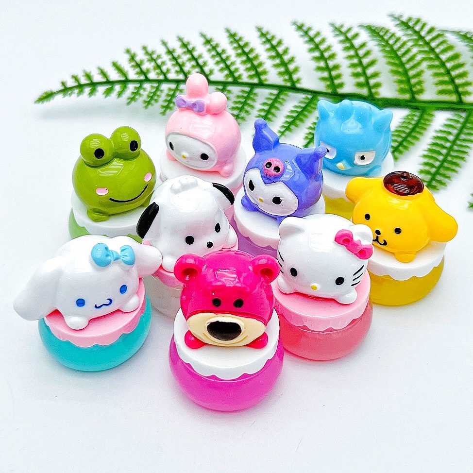 ღ Sanrio Bercahaya Diy Perhiasan Aksesoris Kuromi Bersinar Cerah Mikro Lanskap Ornamen Gantungan Kunci Rumah Boneka Resin Perhiasan Aksesoris