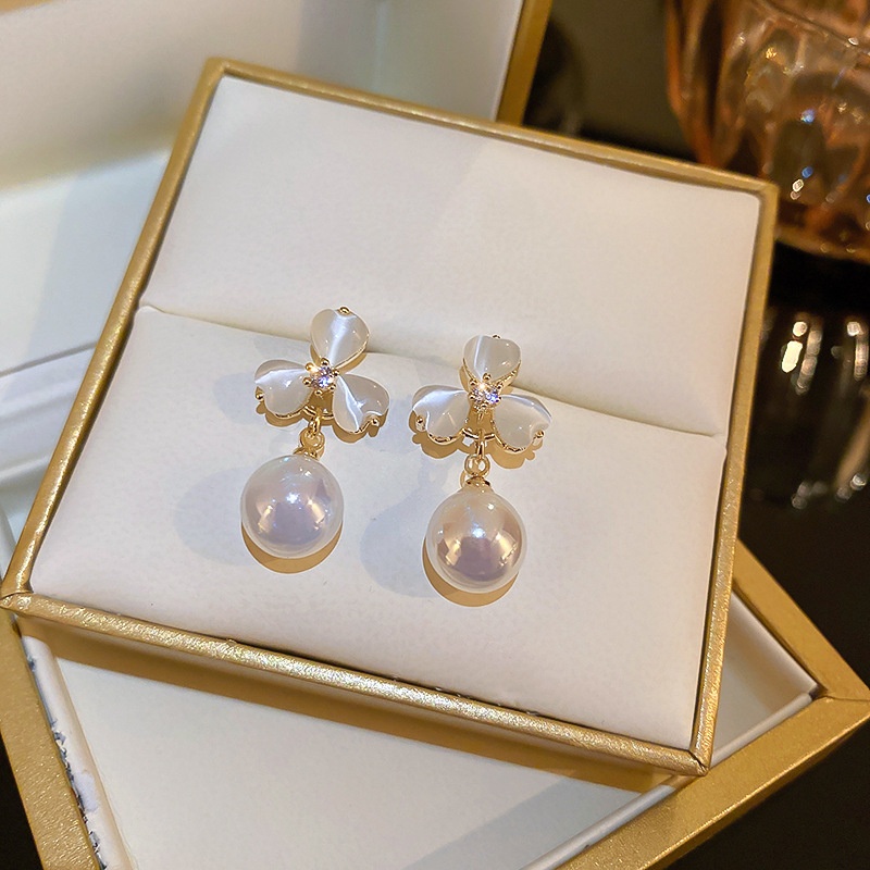 Opal clover petals high gloss pearl earrings Aksesoris fashion Korea Wanita