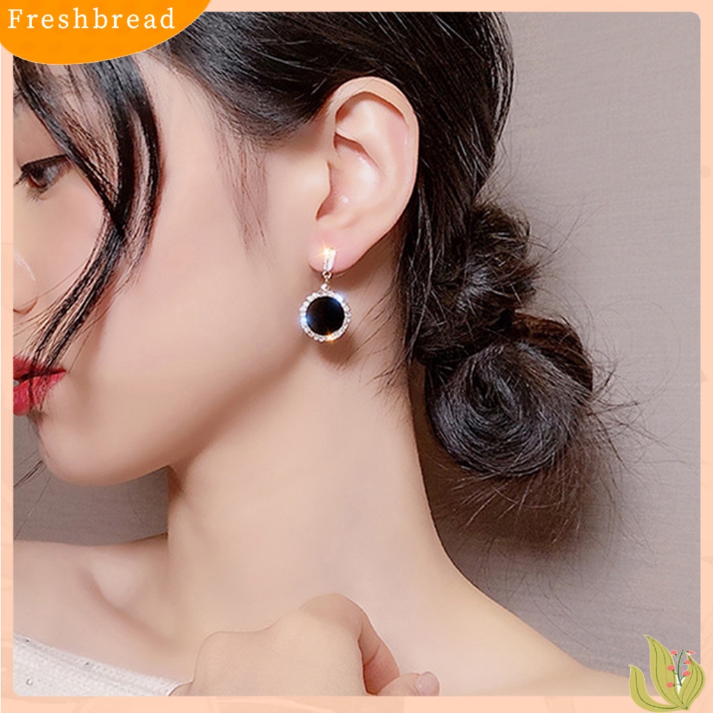 &lt; Freshbread &gt; 1pasang Anting Pejantan Bersinar Perak-Jarum Geometris Menjuntai Electroplating Temperat Dekorasi Eye-catching Hitam Bulat Berlian Imitasi Anting-Anting Aksesoris Pakaian