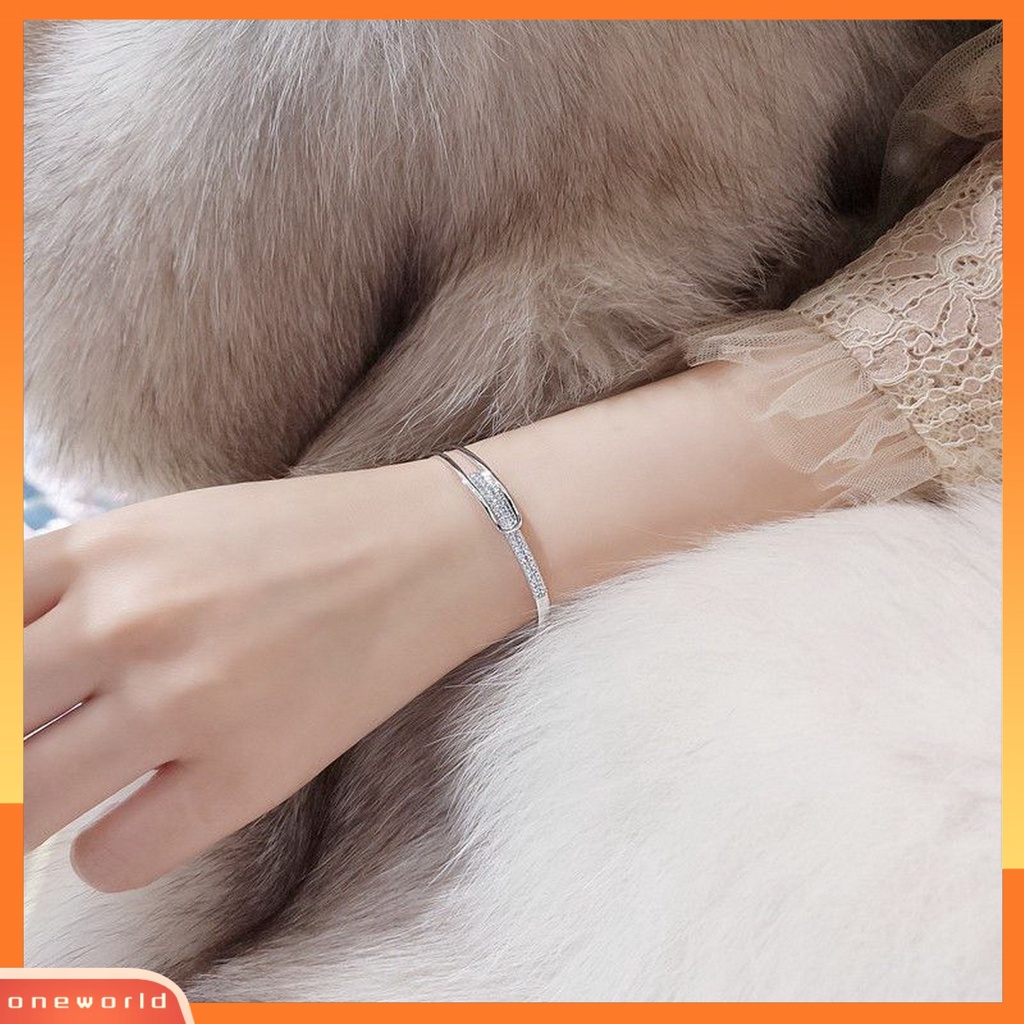 [EONE] Wanita Bangle Bukaan Hollow Hypoallergenic Minimalis Elegan Hadiah Berlapis Perak Berlian Imitasi Berkilau Gelang Tangan Cewek Untuk Harian