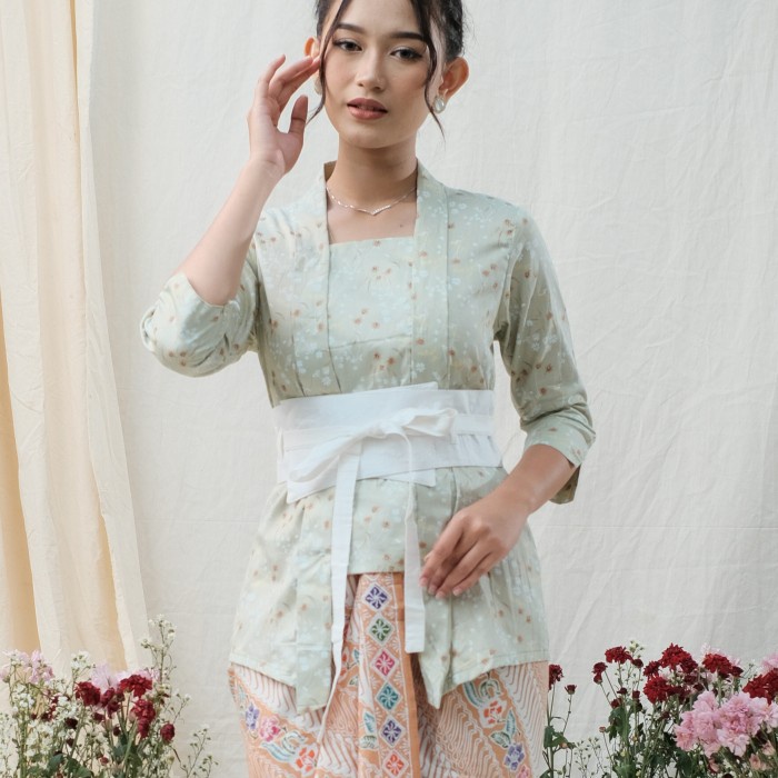 

Kebaya Kutubaru Kalina Lengan 7/8 Meradelima Katun Hijau Sage Muda - M