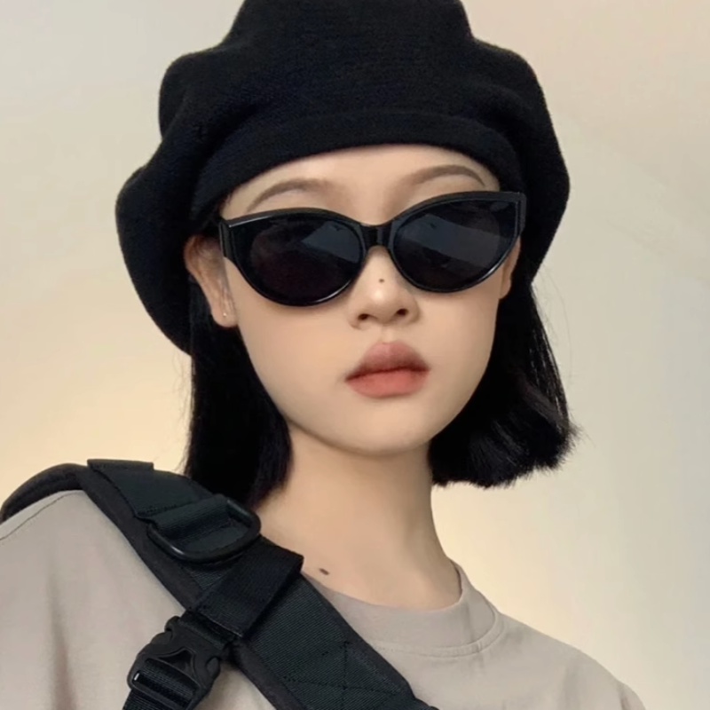 Papaozhu Bergaya Hitam Kecil Mata Kucing Kacamata Hitam Untuk Wanita Pria Unisex Fashion UV400 Pelindung Sunnies Kacamata Anti-Radiasi Nuansa Liburan Luar Ruangan Mengemudi Kacamata