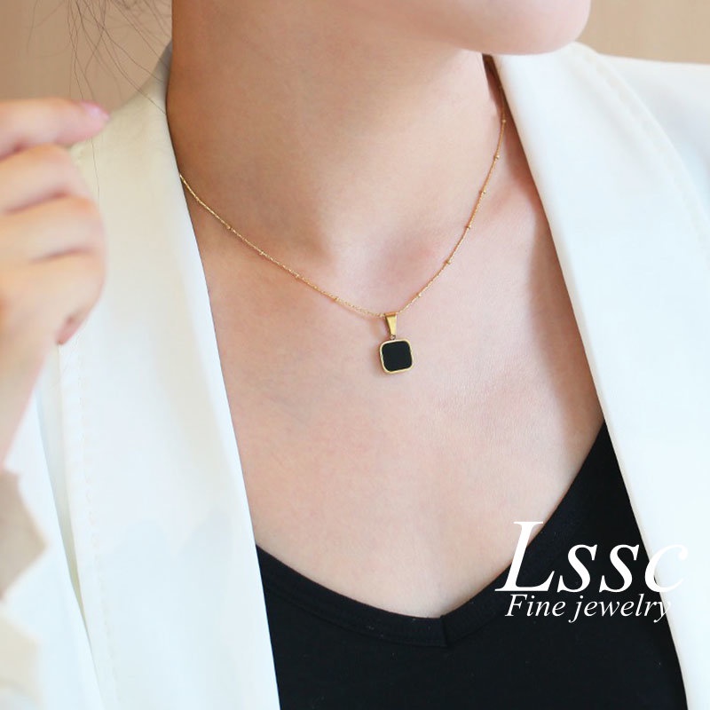 Kalung Titanium Wanita Persegi Hitam Korea Aesthetic Emas 18K Anti Karat Fashion Aksesoris Perhiasan