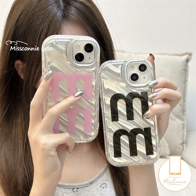 IPHONE Case Simple Alfabet Inggris M Kompatibel Untuk Iphone13 11 14 12 Pro MAX XR 6 6S 78 Plus X XS MAX 7Plus 8Plus SE 2020 Dazzle Color Laser Card Mewah Bening 3D Bergelombang Melengkung Cover