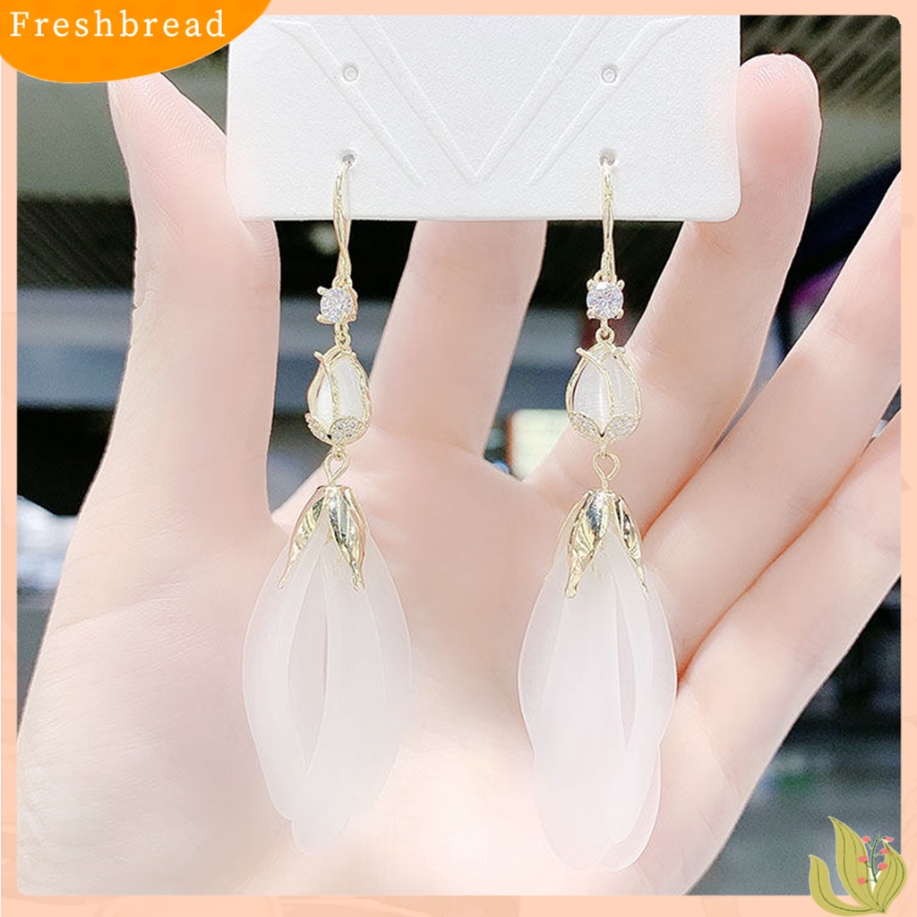 &lt; Freshbread &gt; 1pasang Anting Kait Menarik Bentuk Kelopak Putih Tahan Aus Dekorasi Telinga Kelopak Panjang Rumbai Menjuntai Earrings Untuk Pergi Jalan