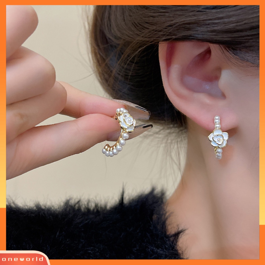 [EONE] 1pasang Anting Hoop Temperamen Camellia Cahaya Mewah Eye-catching Tidak Luntur Dekorasi Electroplating Niche Mutiara Imitasi Lingkaran Anting Perhiasan Aksesori
