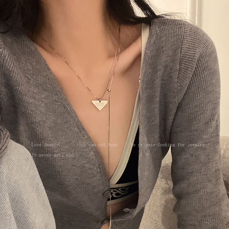 Desain Kalung Label Segitiga Fashion Serbaguna Rantai Sweater Liontin Pendek High End Tanpa Warna Untuk Pasangan Pria Dan Wanita