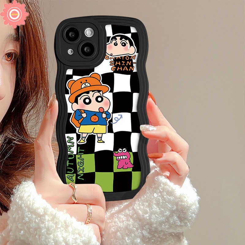 Checkerboard Smile Flower Cute Phone Case Kompatibel Untuk iPhone 7Plus XR 11 14 13 12 Pro Max 6s 7 8 6 14 Plus XS Max X SE 2020 Kartun Crayon Shin-chan Lembut Bergelombang Penutup Tepi