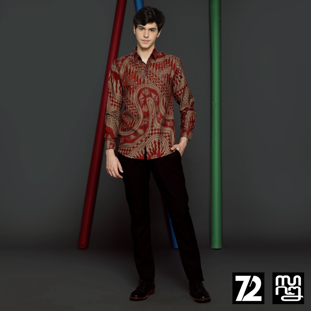 KEMEJA BATIK PRIA LENGAN PANJANG Kemeja Dobby Slimfit Motif Parang Kupu Warna Merah Coklat 723702 Cap 72 - Baju Kemeja Atasan Pakaian Setelan Batik Pria Cowok Laki Laki Remaja Keluarga Kantor Lengan Panjang Modern Slimfit Slim Fit Premium Kekinian