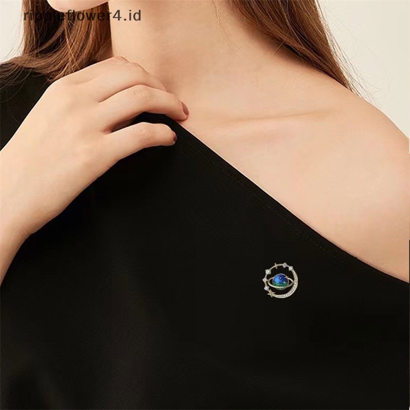 {rippleflower4.id} Lucu Bumi Bulan Bintang Bros Planet Biru Anti Liar Pin Mantel Syal Bros Perhiasan~