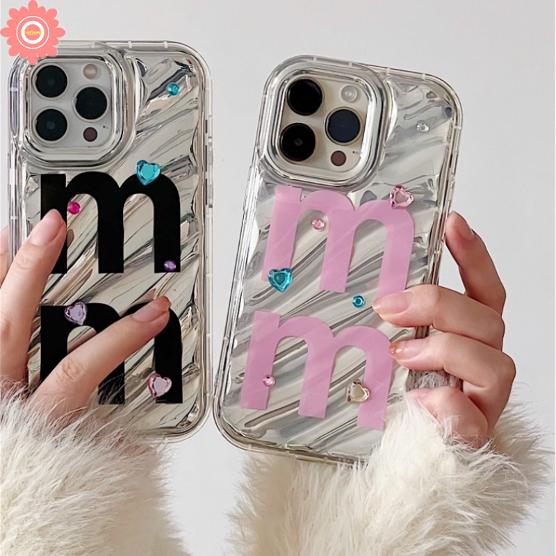 IPHONE Casing Stiker Hati Berlian Kompatibel Untuk Iphone11 13 12 14 Pro MAX 7Plus XR X XS Max7 8 6 6S Plus Se2020Huruf Simple M 3D Stereo Corrugation Soft Cover