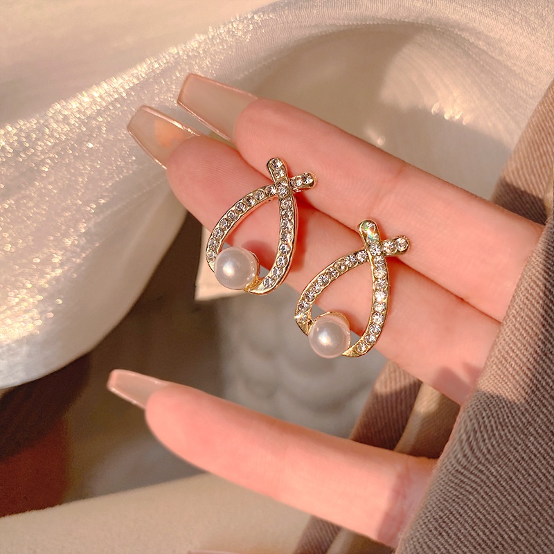 S925 Mutiara vermiculite earrings Perempuan Indah Anting Kecil Cahaya Mewah Telinga Dekorasi