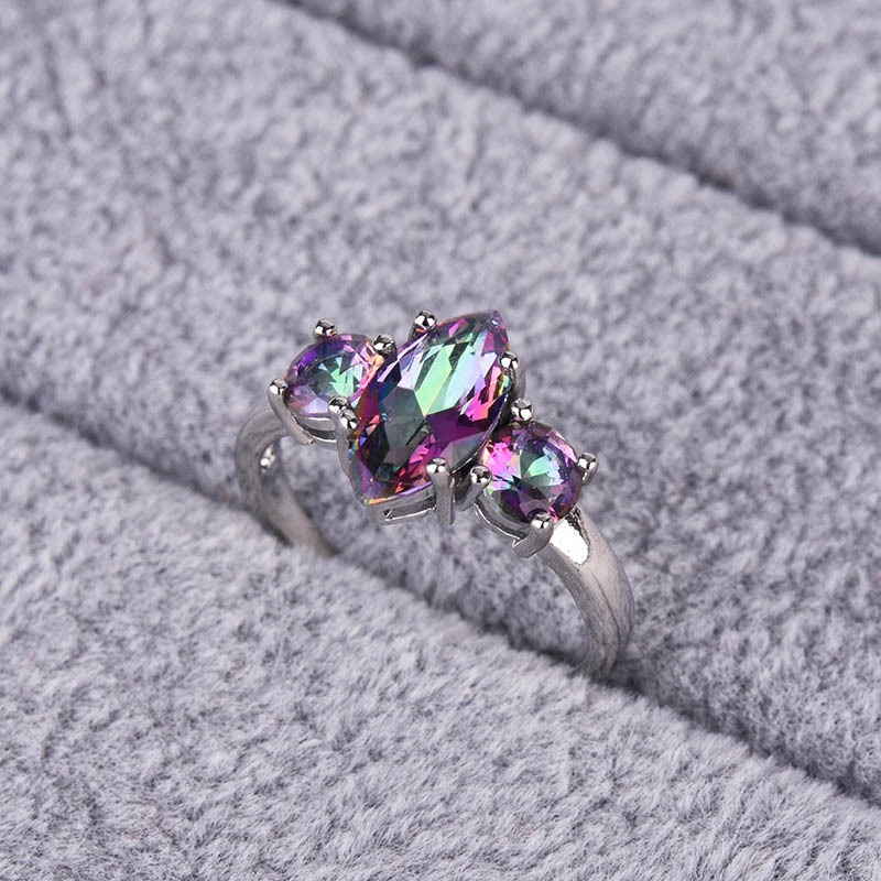 Goldkingdom Aksesoris Perhiasan Fashion Ready Stock Baru Bertatahkan Tujuh Warna Topaz Tiga Berlian Cincin Mengacu Cincin Batu Mata Kuda Kreatif.