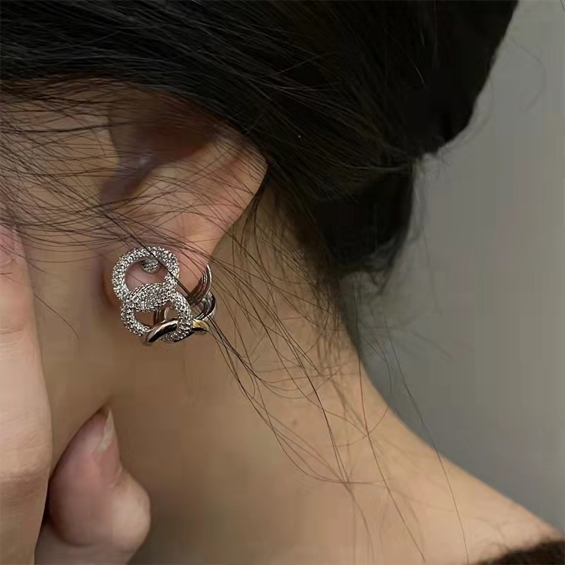 Goldkingdom Aksesoris Perhiasan Fashion Ready Stock Logam Anting Rantai Putar Bertatahkan Berlian Ada Rasa Desain Niche. Cincin Belah Canggih Mewah Dan Unik.