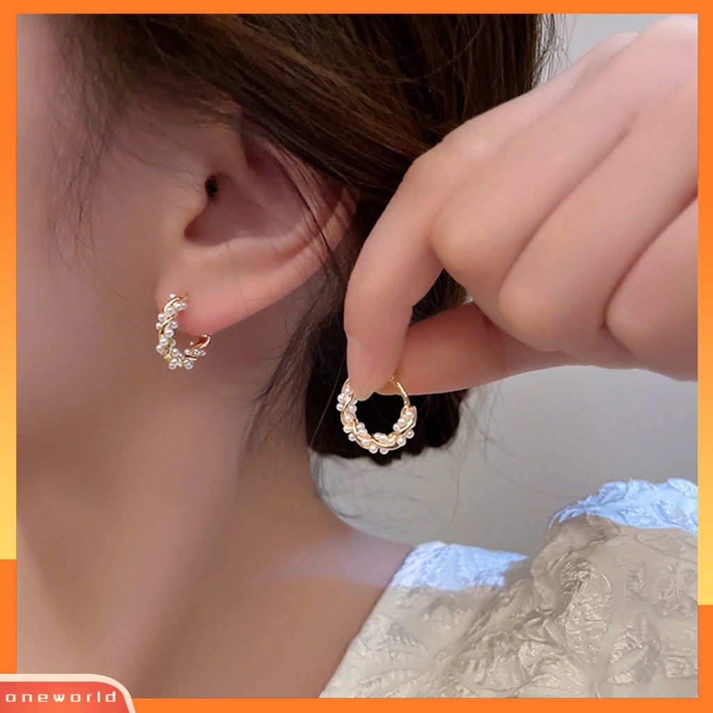 [EONE] 1pasang Anting Hoop Cahaya Mewah Temperamen Mutiara Imitasi Minimalis Geometris Hias Hadiah Wanita Anting Lingkaran Perhiasan Pesta Aksesori Busana