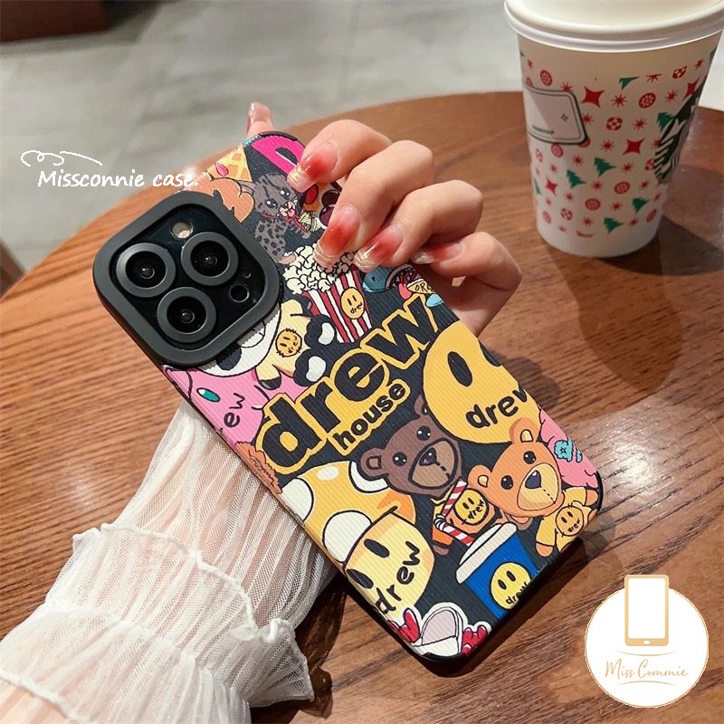 IPHONE Casing Rumah Drew Merek Trendi Kompatibel Untuk Iphone11 13 14 12 Pro Max Xr7 8 Plus X XS Max 7Plus Kartun Lucu Grafiti Beruang Smiley Tekstur Mewah Kulit Lembut Silicon Cover